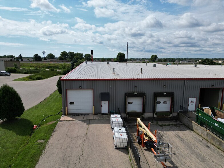 More Photos Of 1125 W Tuckaway Ln, Menasha Showroom For Lease