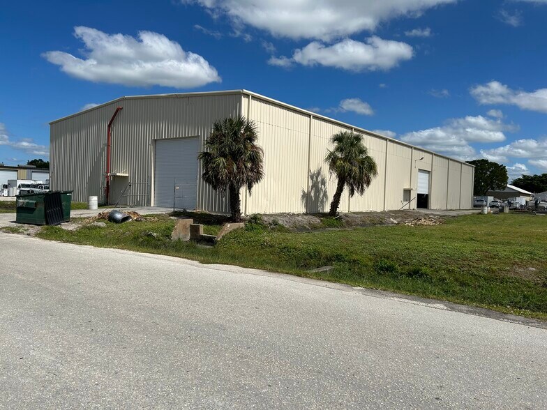 More Photos Of 3065 Cranford Ave, Fort Myers Warehouse For Lease