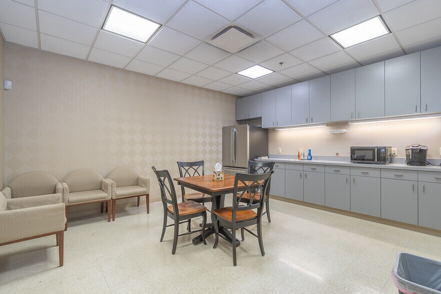 More Photos Of 129 N Main St, Anderson Office For Lease