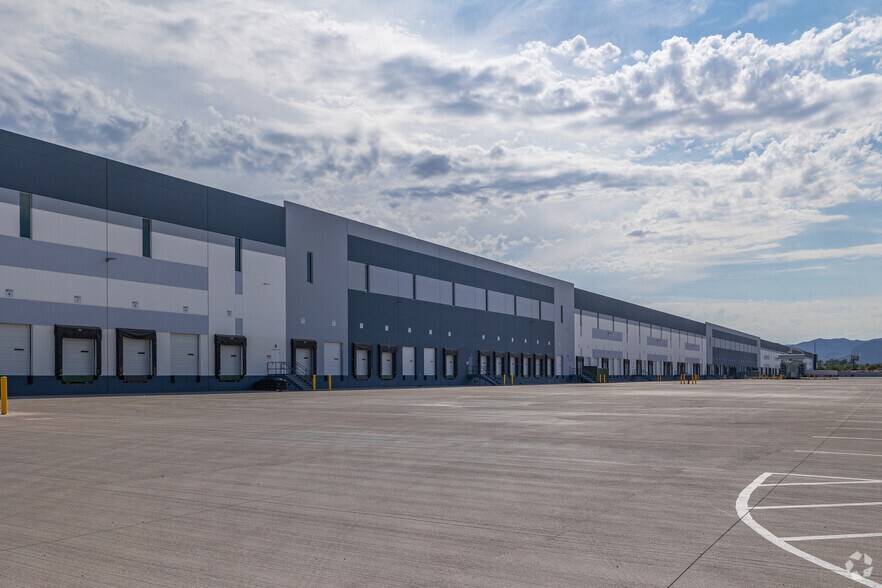 More Photos Of 6390 N Sarival Ave, Litchfield Park Distribution For Lease