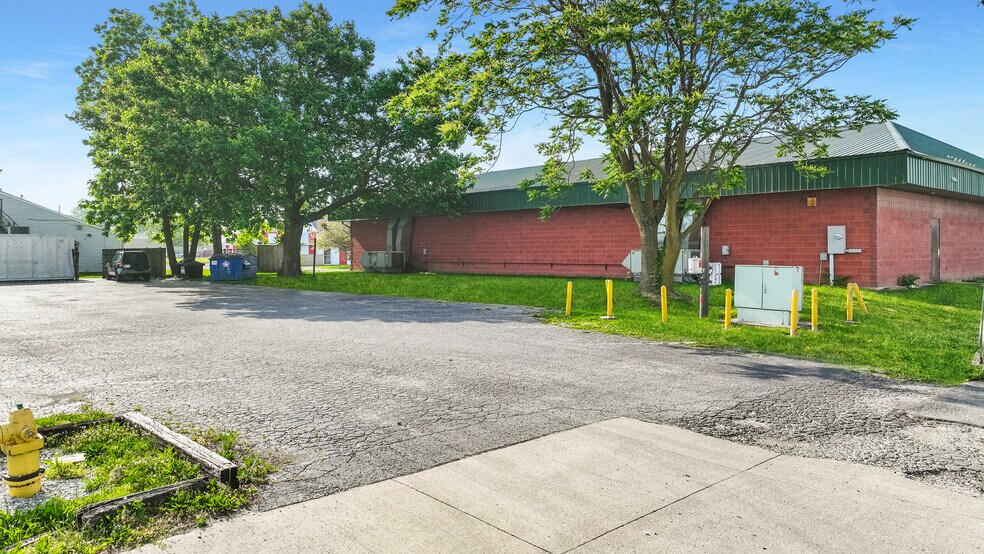 More Photos Of 3220 S Washington St, Marion Freestanding For Lease