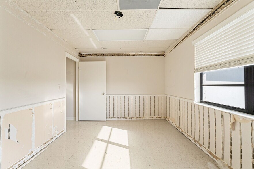 More Photos Of 1108 Commercial Way, Spring Hill Freestanding For Sale