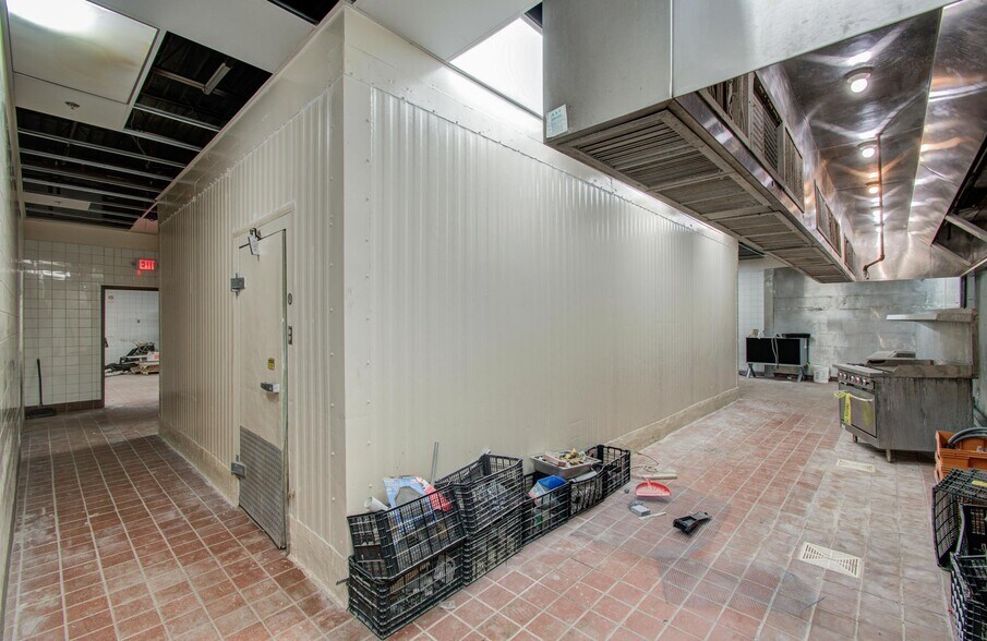 More Photos Of 2103 Cypress Creek Pky, Houston Bar For Sale