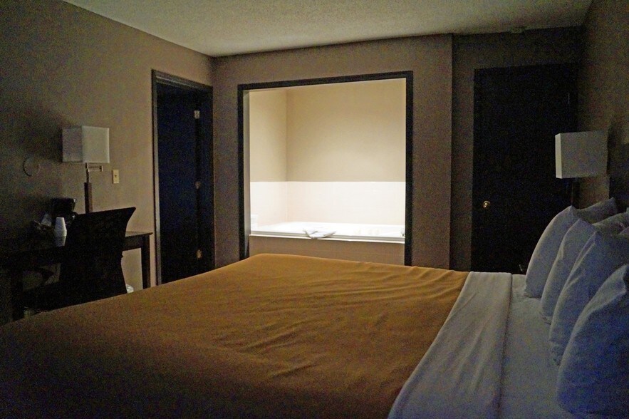 More Photos Of 2600 SE 16th St, Ames Hotel For Sale