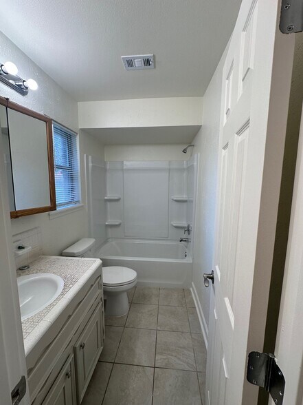 More Photos Of 2043 Cherry Laurel Dr, Spring Office For Lease