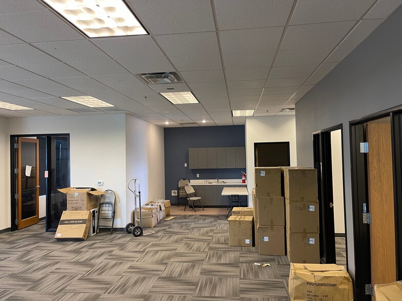 More Photos Of 3395 W Cheyenne Ave, North Las Vegas Light Manufacturing For Lease