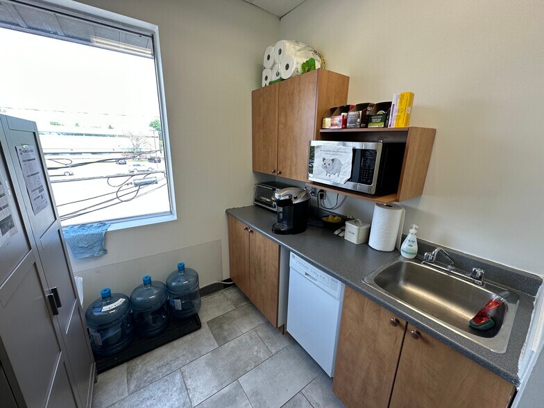 More Photos Of 3000-3140 Boul de Rome, Brossard Storefront For Lease