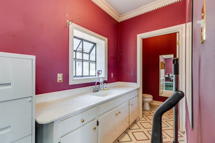 More Photos Of 805 Elm St, Bastrop Distribution For Sale