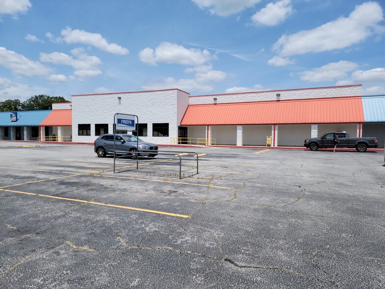 Primary Photo Of 910 Anderson St, Piedmont Supermarket For Lease