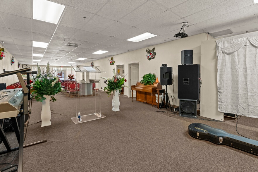 More Photos Of 3239 Old Winter Garden Rd, Orlando Flex For Sale