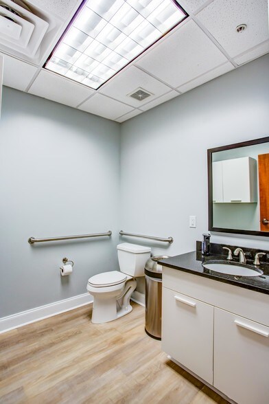 More Photos Of 543 Harbor Blvd, Destin Office For Sale