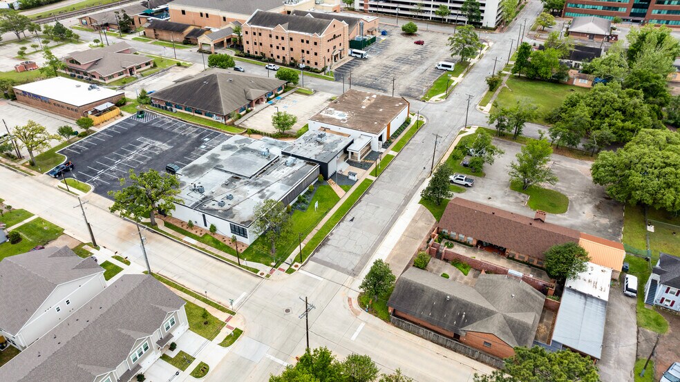 More Photos Of 702 N Thompson St, Conroe Office For Sale