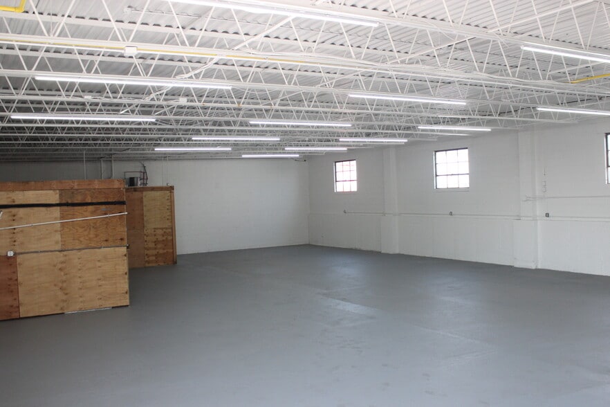 More Photos Of 172 Cabot St, West Babylon Warehouse For Lease