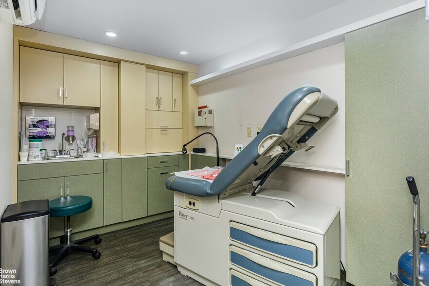 More Photos Of 121 E 60th St, New York Medical For Sale