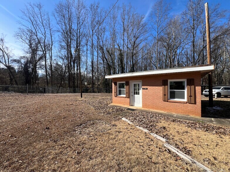More Photos Of 615 Highway 321 Byp, York Flex For Lease