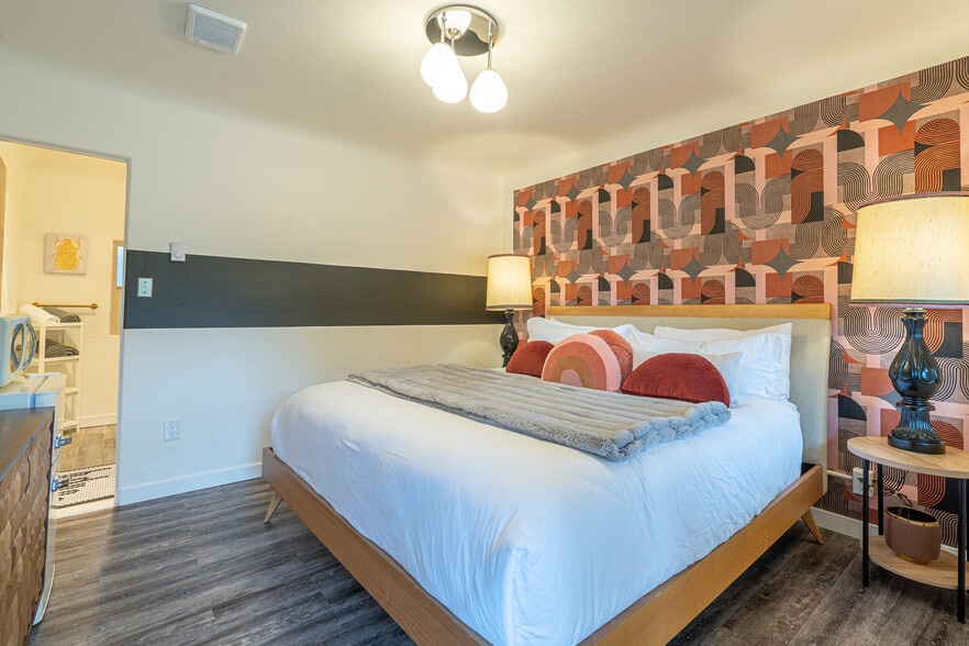 More Photos Of 1175 2nd St SE, Bandon Hotel For Sale