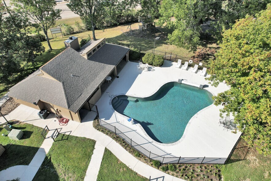 More Photos Of 17578 Highway 105, Montgomery Hotel For Sale