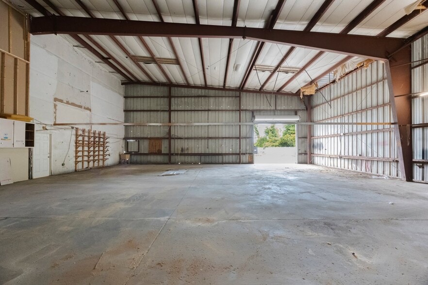 More Photos Of 9161 131st Pl N, Largo Warehouse For Lease