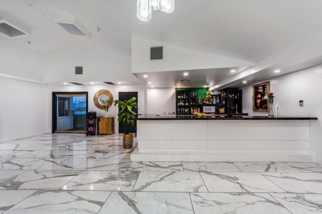 More Photos Of 4225 Crenshaw Blvd, Los Angeles Bar For Lease