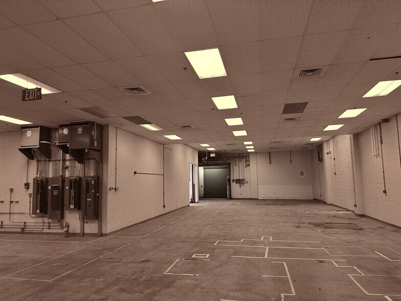 More Photos Of 610 W Church Ave, York Flex For Lease