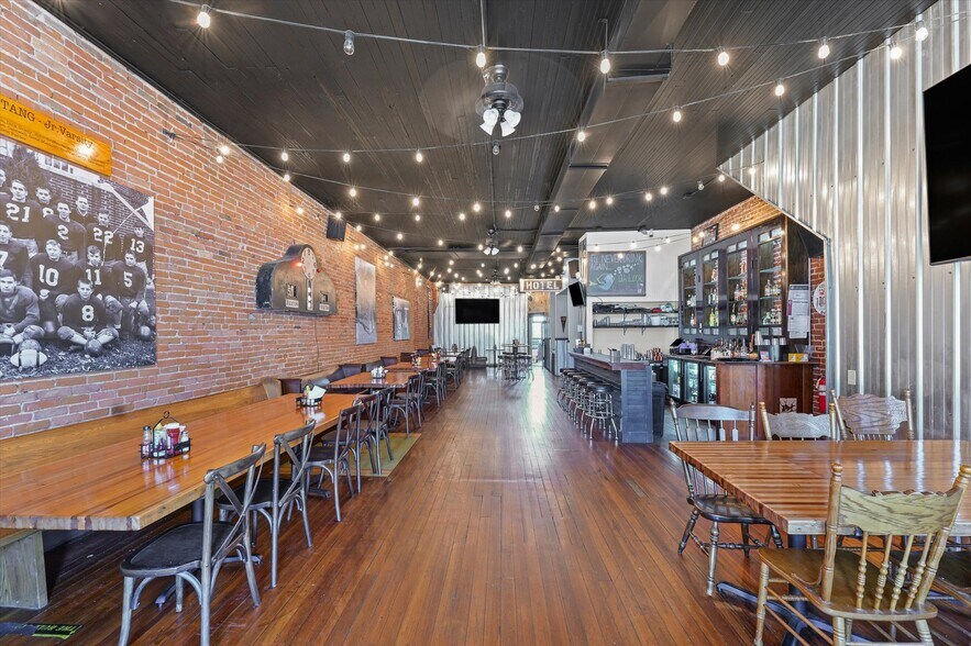 More Photos Of 125 S Market St, Paxton Specialty For Sale