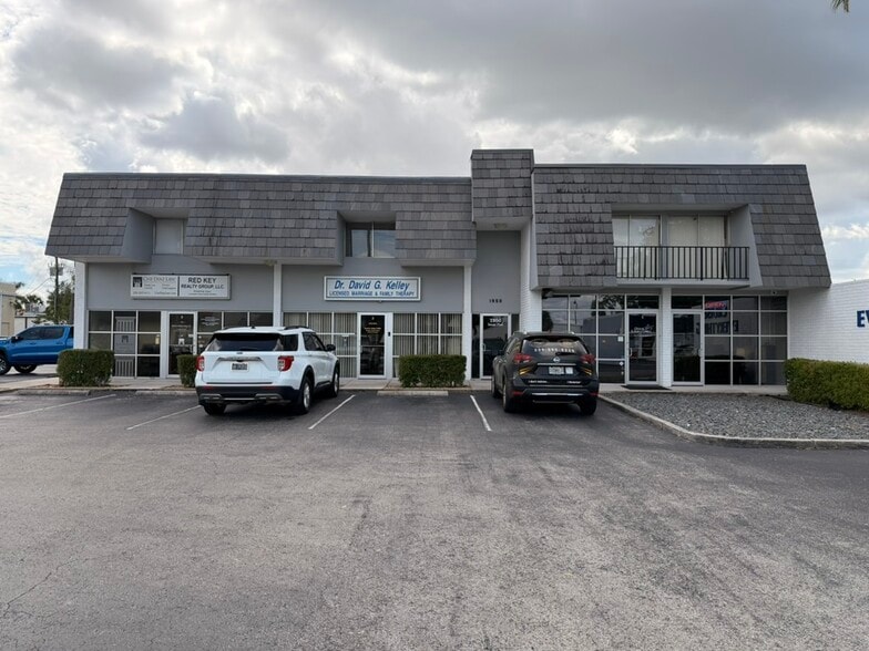 More Photos Of 1950 Courtney Dr, Fort Myers Office For Lease