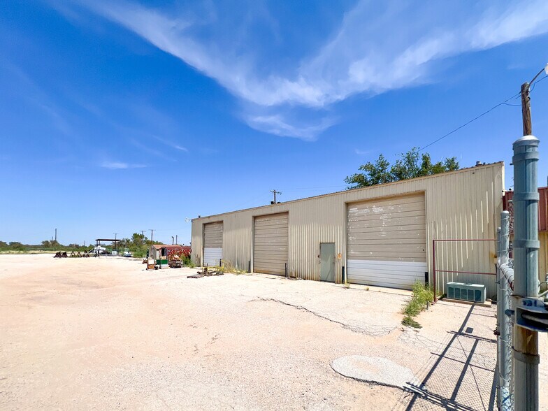 More Photos Of 300 W 61st St, Odessa Industrial For Sale