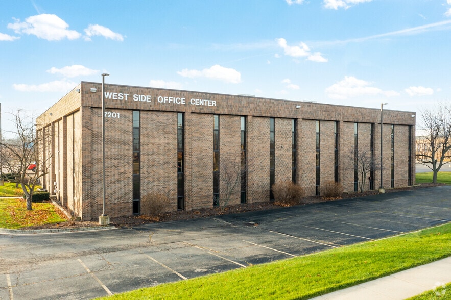 More Photos Of 7201 W Saginaw Hwy, Lansing Medical For Lease
