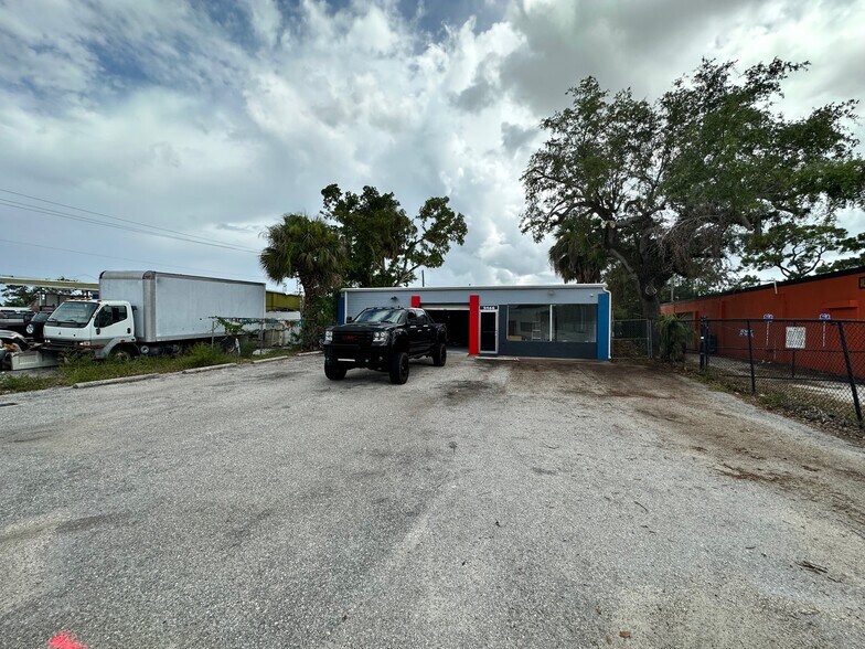 Primary Photo Of 2466 Lafayette St, Fort Myers Freestanding For Lease
