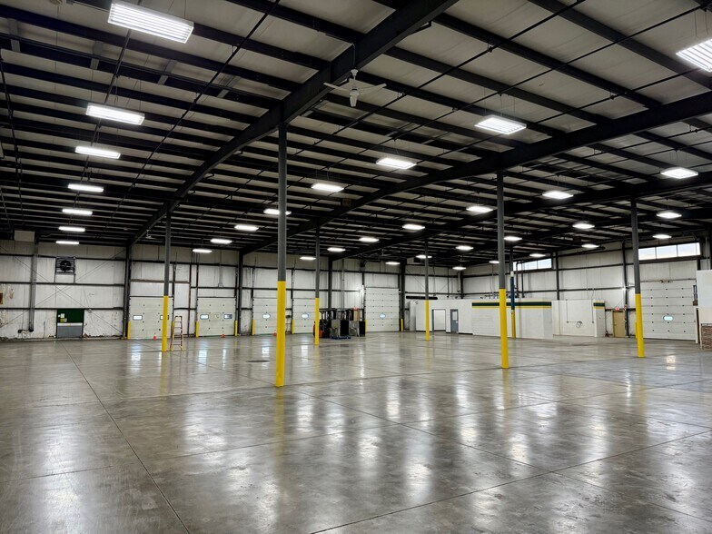 More Photos Of 1010 Strohmeyer Dr, Neenah Manufacturing For Lease