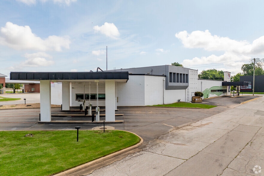 More Photos Of 2420-2440 Southwest Blvd, Tulsa Freestanding For Lease