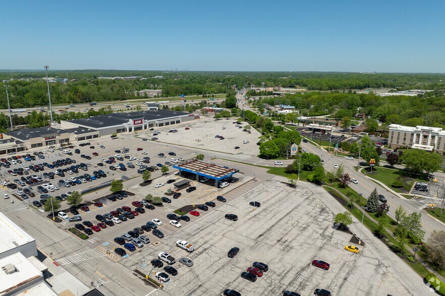 More Photos Of 23120-23290 Broadway Ave, Oakwood Village General Retail For Lease