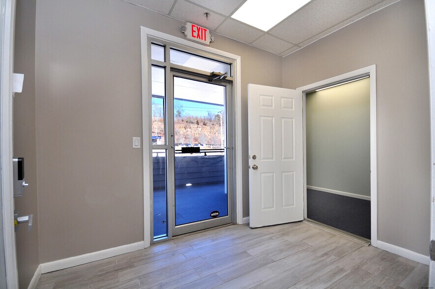 More Photos Of 75 Berlin Rd, Cromwell Medical For Lease