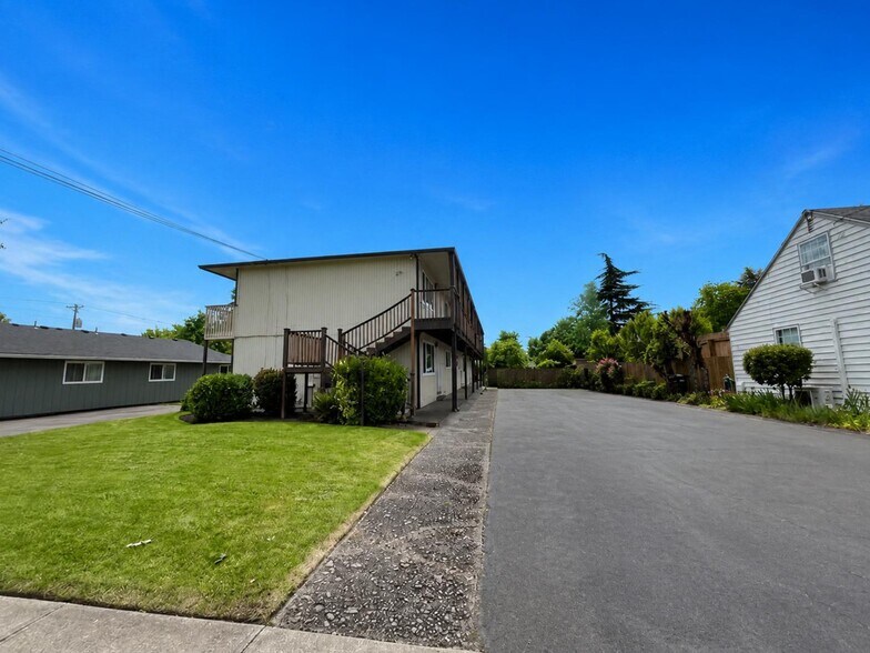 More Photos Of 271 Clay St E, Monmouth Apartments For Sale