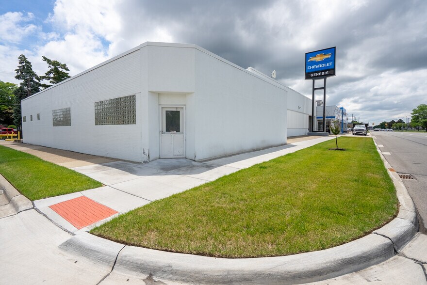 More Photos Of 21800 Gratiot Ave, Eastpointe Auto Dealership For Sale