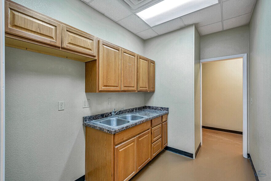 More Photos Of 1010 S Meadow Ave, Odessa Warehouse For Sale
