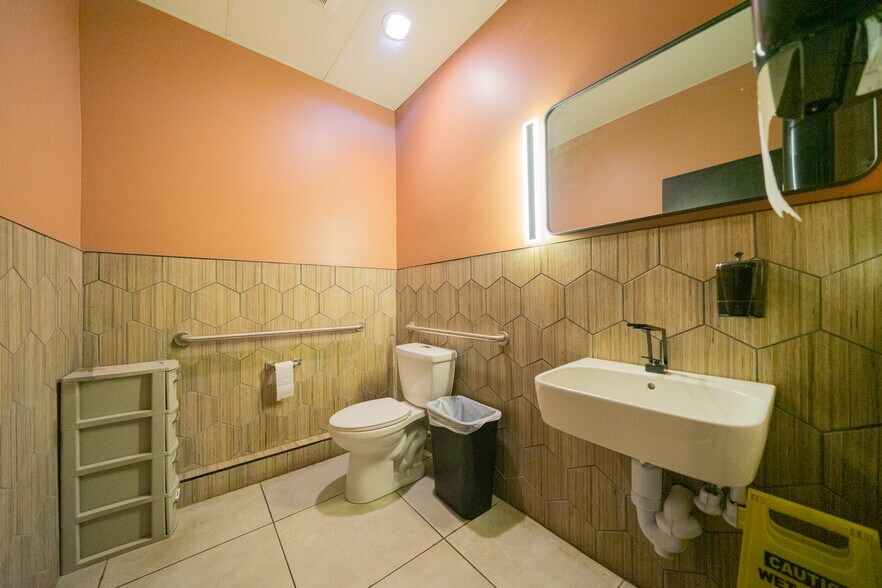 More Photos Of 1858 N Western Ave, Chicago Storefront Retail Residential For Lease