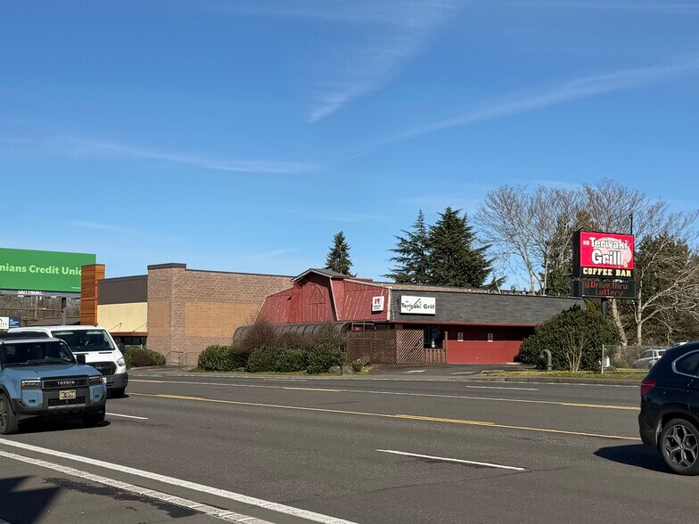 More Photos Of 19660 SE McLoughlin Blvd, Gladstone Freestanding For Sale