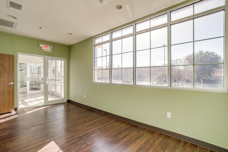 More Photos Of 1200 Crawford Ave, Granbury Medical For Lease