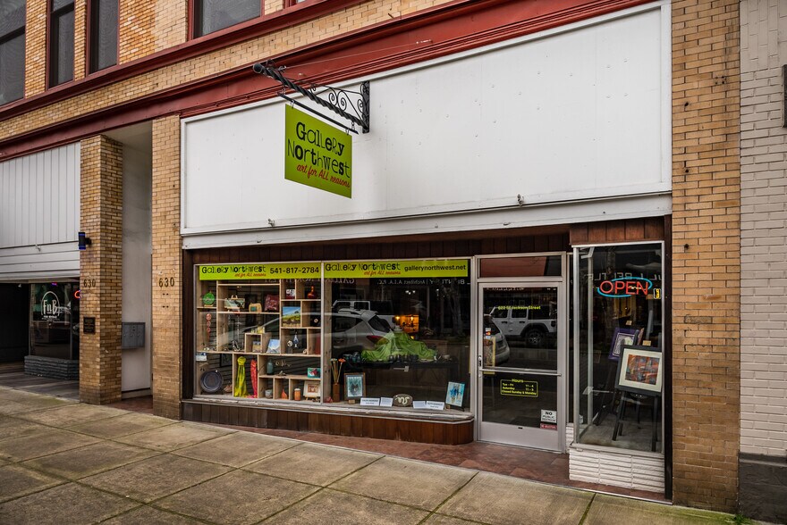 More Photos Of 622-630 SE Jackson St, Roseburg Storefront For Sale