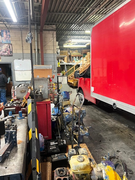 More Photos Of 240 E Hellen Rd, Palatine Flex For Sale