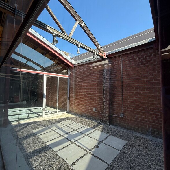 More Photos Of 4221 Redwood Ave, Los Angeles Loft Creative Space For Lease
