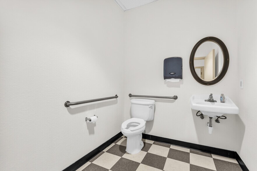 More Photos Of 1801 Precinct Line Rd, Hurst Medical For Lease