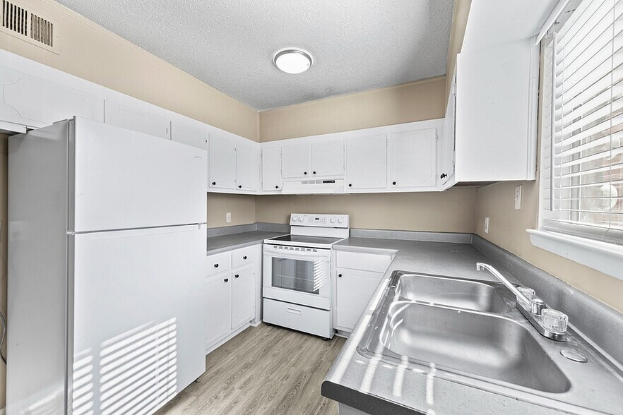More Photos Of 856 Park Brook Trl, Birmingham Apartments For Sale