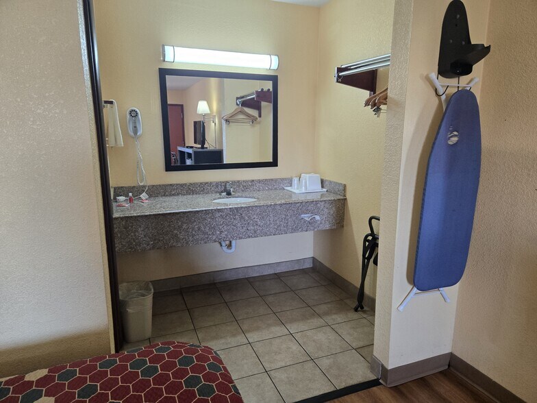 More Photos Of 2122 S Ok-74 Hwy, Purcell Hotel For Sale
