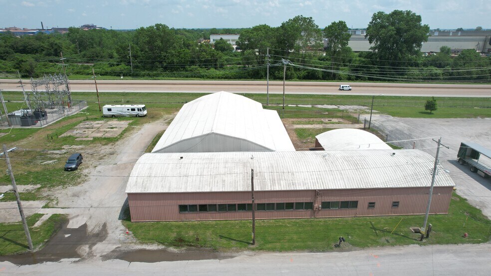 More Photos Of 1250 W 1st St, Granite City Flex For Lease