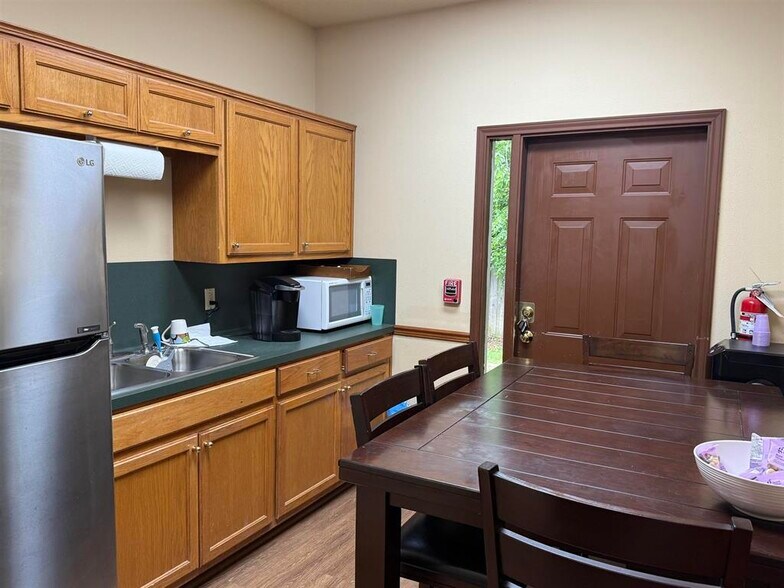 More Photos Of 3590 Blackmon Ln, Beaumont Medical For Sale