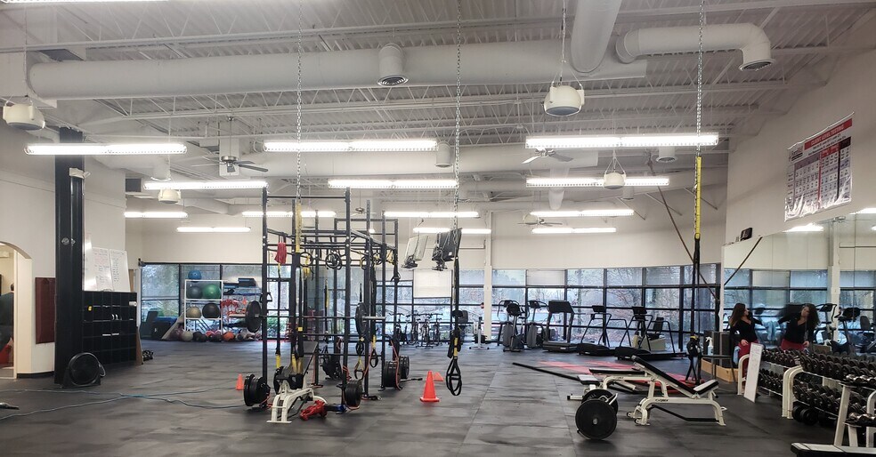 More Photos Of 7840 Roswell Rd, Sandy Springs Office For Sale