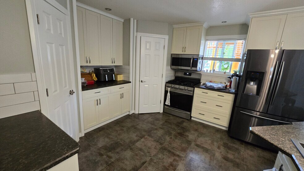 More Photos Of 101 Oak St, Fauquier Hotel For Sale