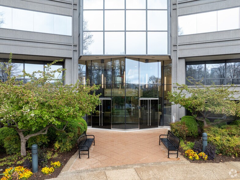 More Photos Of 12450 Fair Lakes Cir, Fairfax Office For Lease